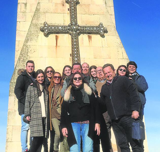 Foto familiar en la cima del Naranco.