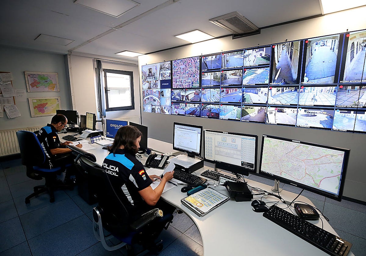 Agentes de la Policía Local en el cuartel de Rubín.