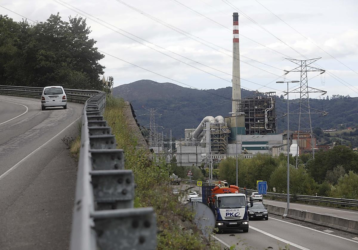 Torre de la térmica de Lada, en Langreo.