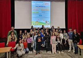 Los participantes en el acto del Día Universal de los Derechos de la Infancia junto a las autoridades.