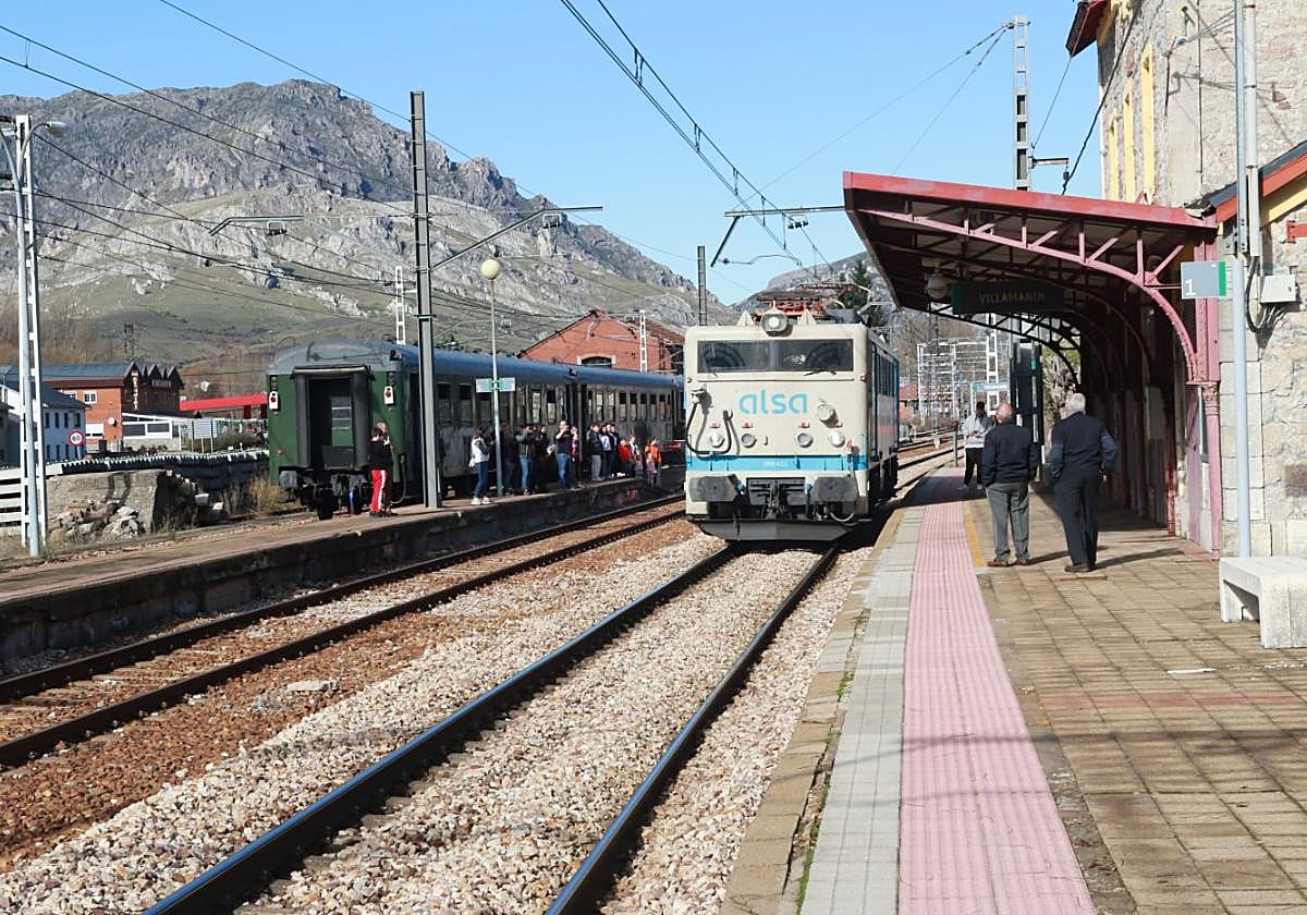 La locomotora Mitsubishi maniobra en la estación de Villamanín antes de su regreso a Gijón, ante la vista de los aficionados.