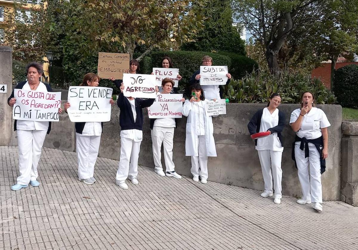 Parte de la plantilla de la residencia del ERA en El Cristo, en una de las protestas ante el centro que se llevaron a cabo estas semanas.