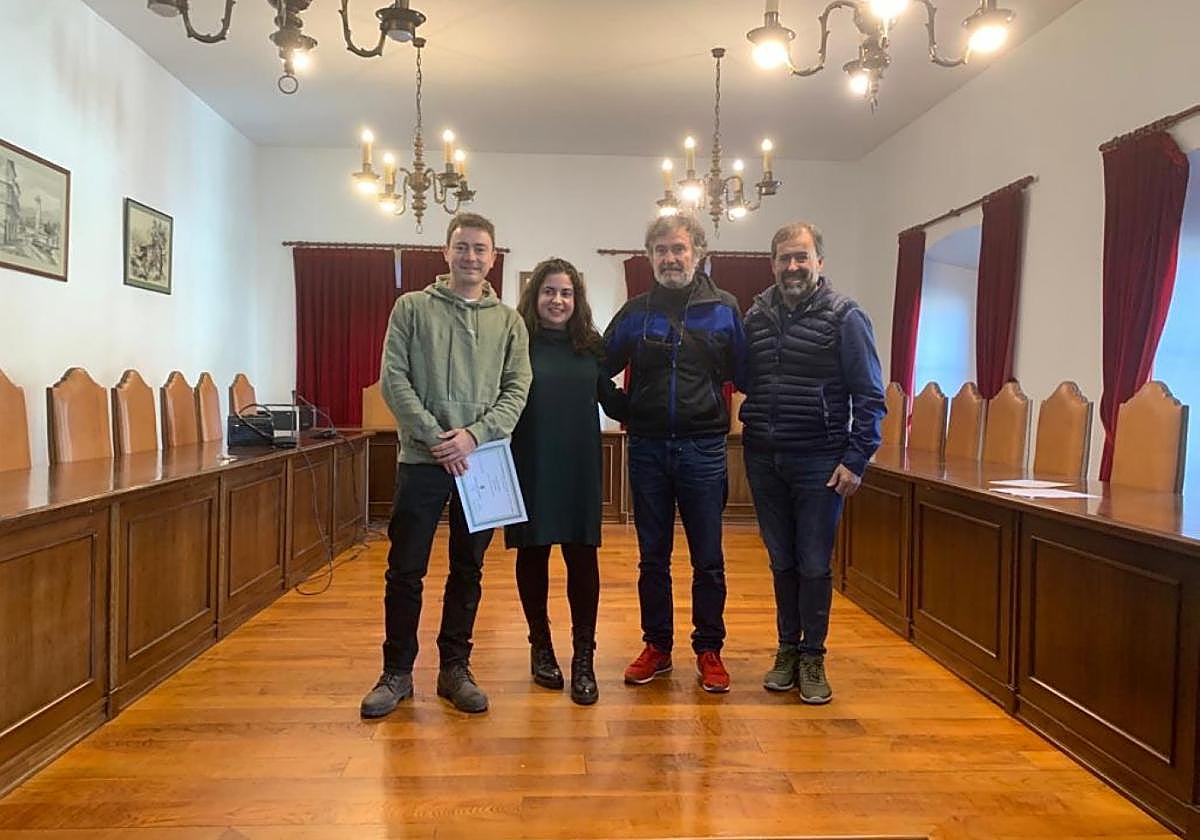 Los premiados junto a la concejala.