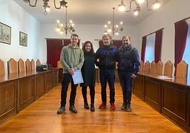 Los premiados junto a la concejala.