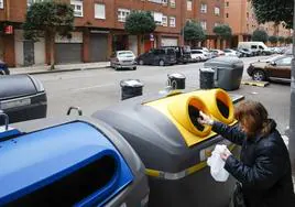 La consejera defiende la subida de la tasa de basura como un «incentivo económico» para que los asturianos reciclen