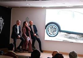 Bruno Matucci, director general de Nissan Iberia, Rosa Martínez, consejera del Grupo Resnova, y David Guerra, presidente del Sporting