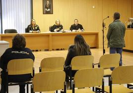 Los acusados, en el juicio de esta mañana en Gijón.