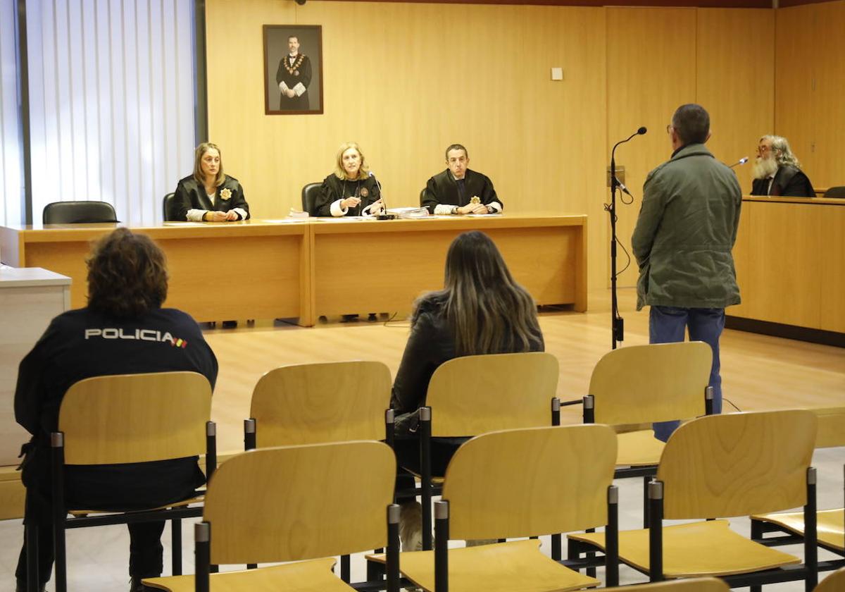 Los acusados, en el juicio de esta mañana en Gijón.