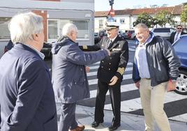 Luis Vicente Márquez y Celestino Novo, ayer a su llegada a la plaza del Marqués de Muros.