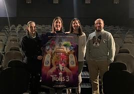 Patricia Suárez (segunda por la izquierda) y Ángel Martín con representantes de Adansi en una de las salas.