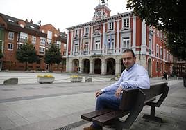 Manuel Ángel Álvarez, ante el Ayuntamiento de Mieres.