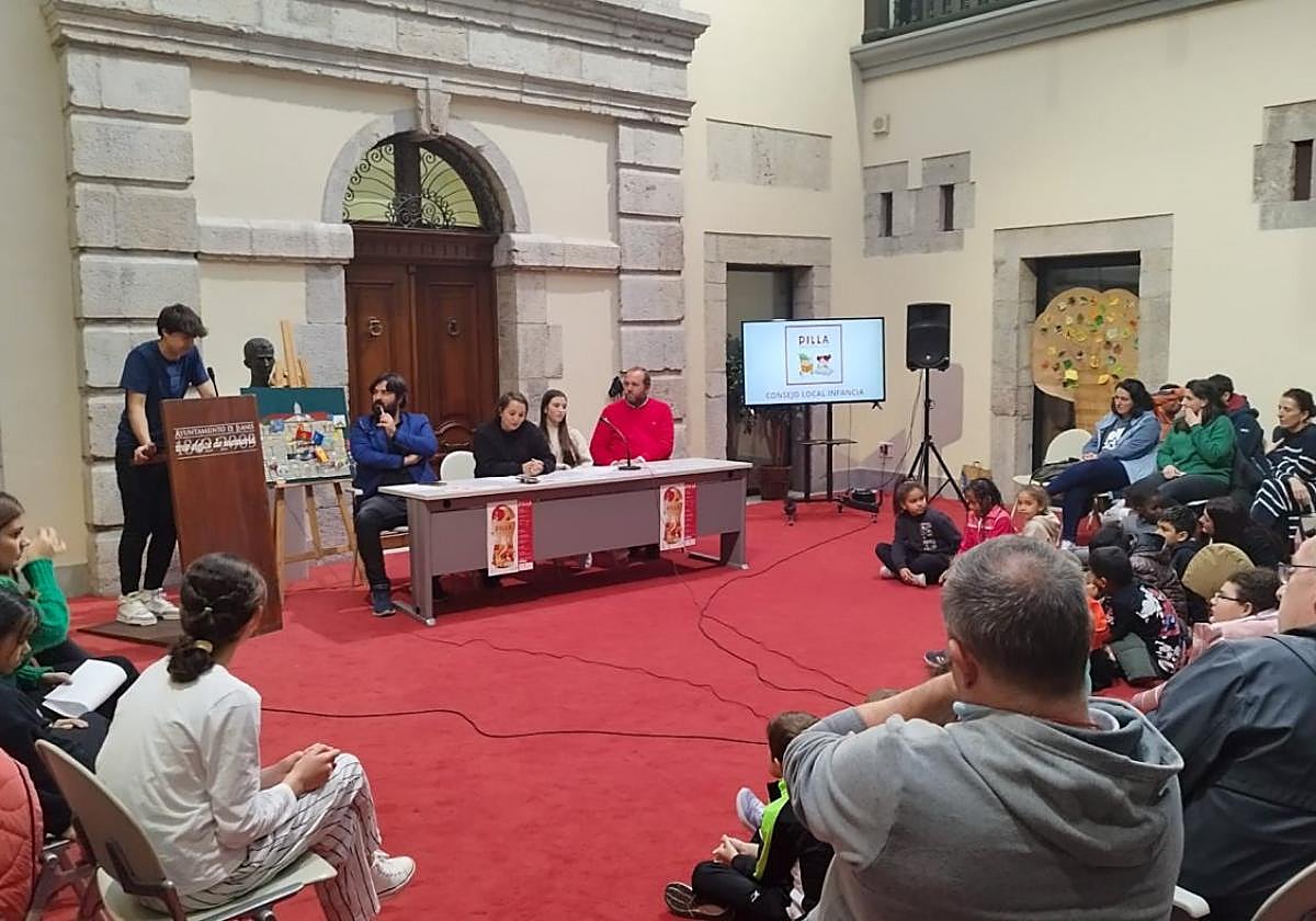 Escolares durante el Consejo de Infancia de Llanes.