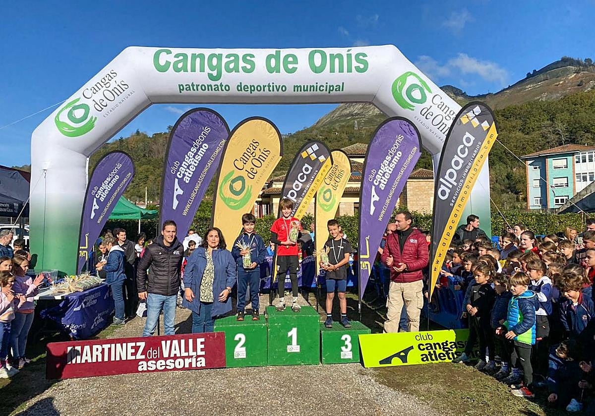 El cross se disputó en la zona deportiva canguesa.