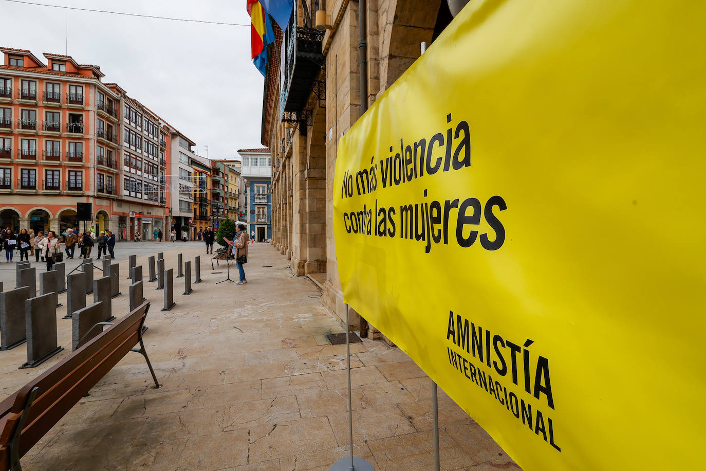 Un &#039;cementerio efímero&#039; contra la violencia de género en Avilés