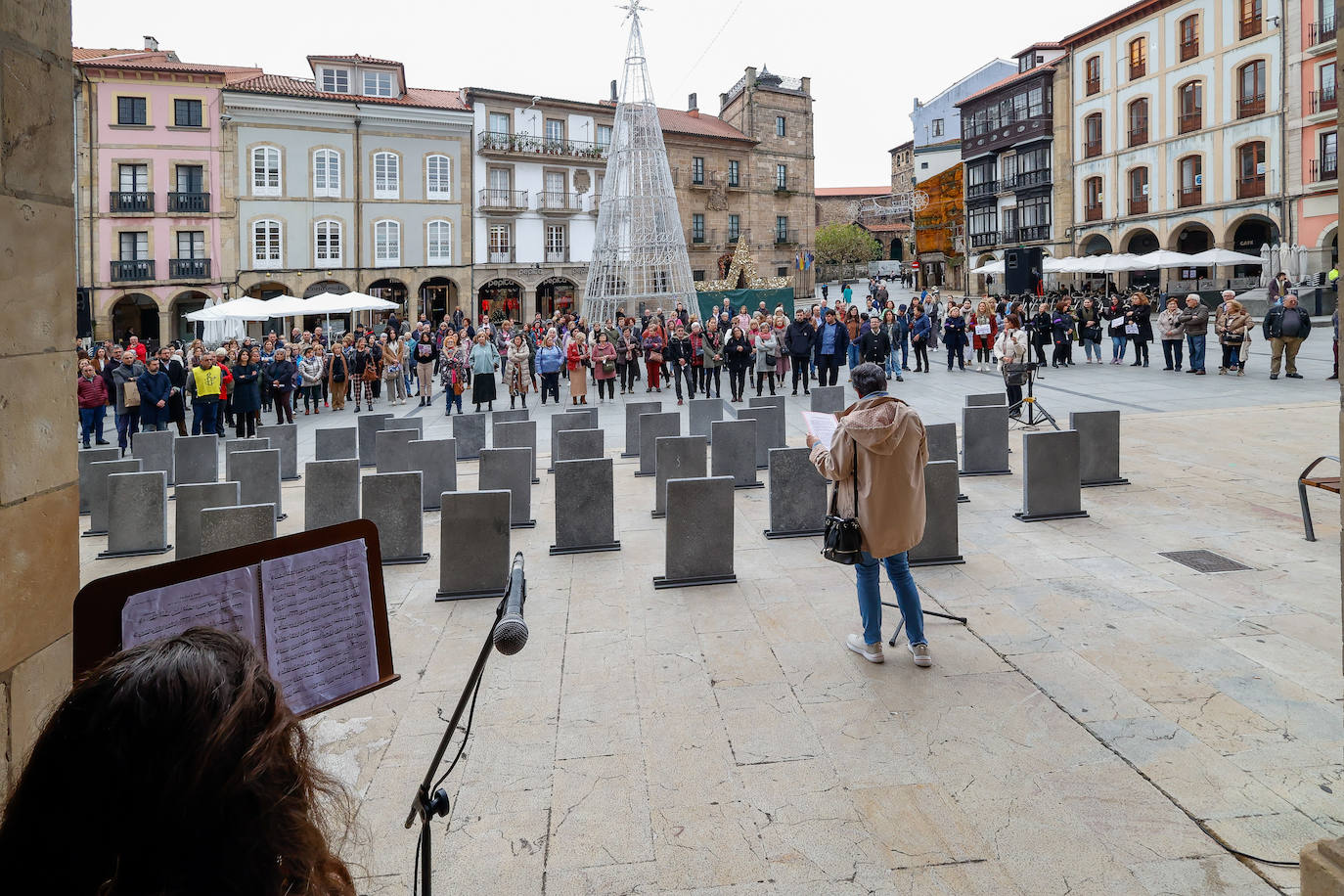 Un &#039;cementerio efímero&#039; contra la violencia de género en Avilés