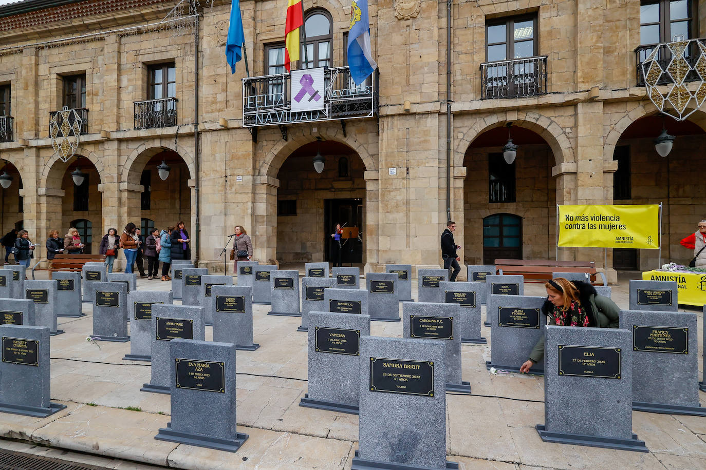 Un &#039;cementerio efímero&#039; contra la violencia de género en Avilés