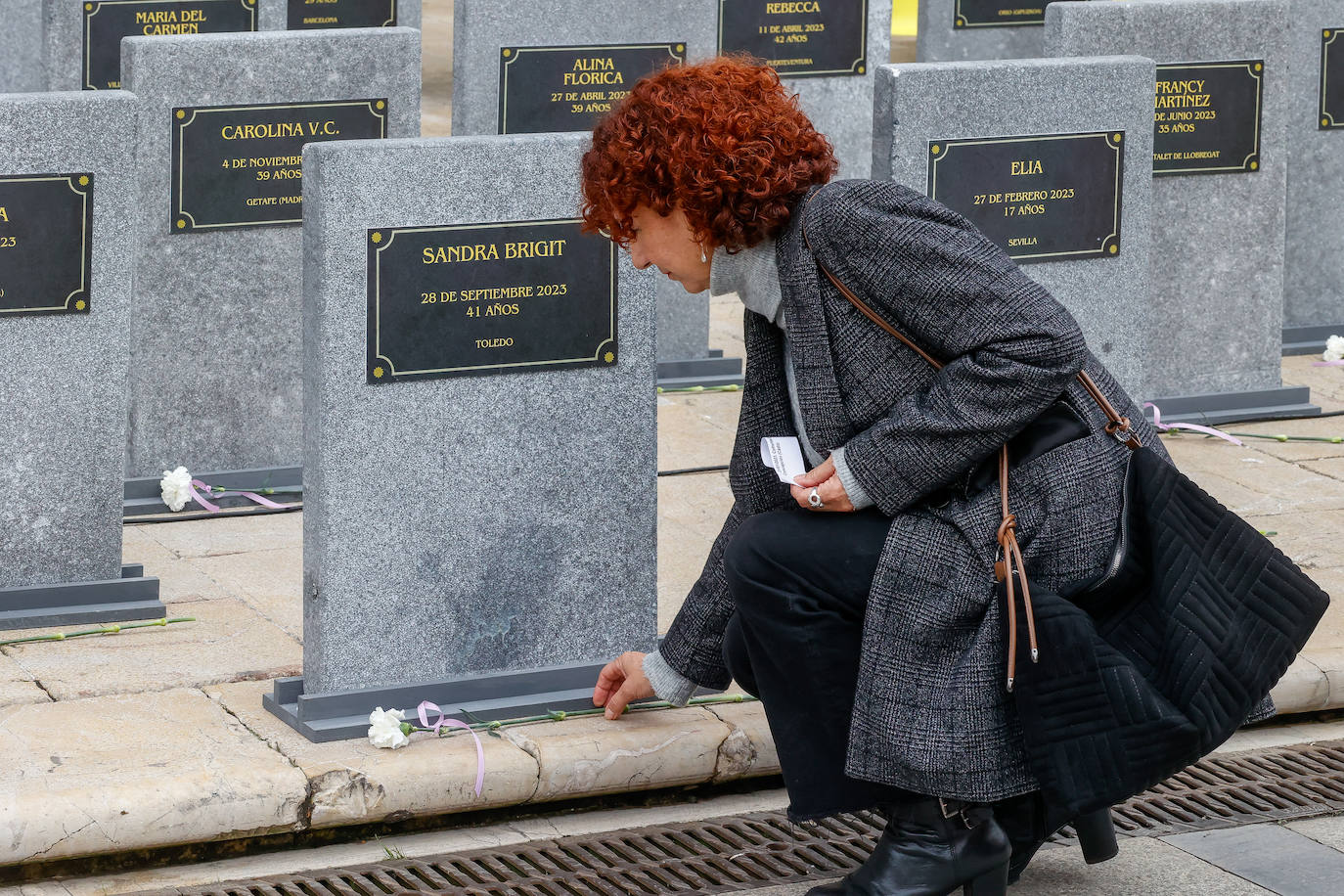 Un &#039;cementerio efímero&#039; contra la violencia de género en Avilés