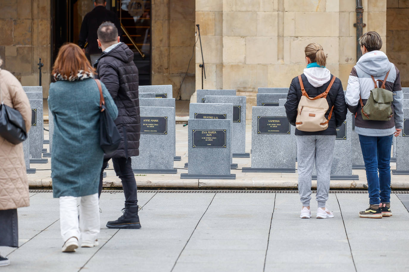 Un &#039;cementerio efímero&#039; contra la violencia de género en Avilés