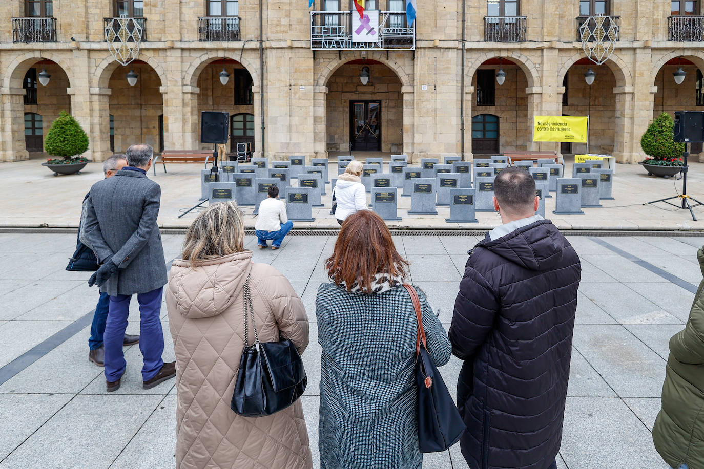 Un &#039;cementerio efímero&#039; contra la violencia de género en Avilés