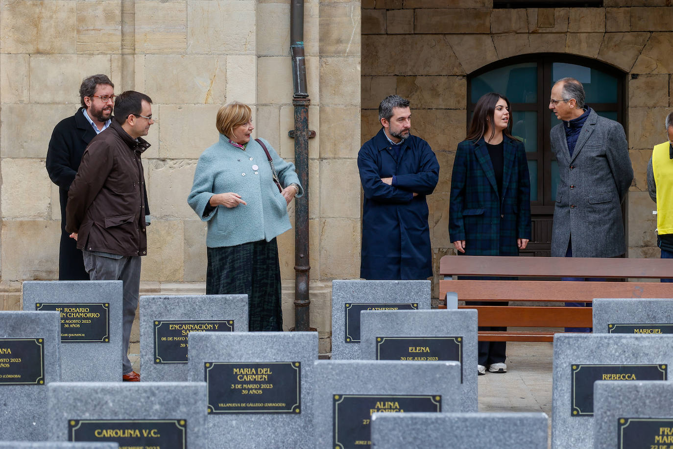 Un &#039;cementerio efímero&#039; contra la violencia de género en Avilés