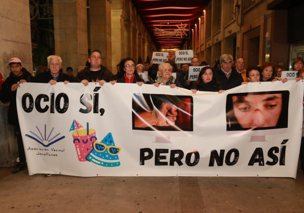 Un centenar de vecinos reclamaron, en la zona de Fomento, por un protocolo de seguridad en las zonas de fiesta.