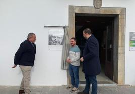 Celestino Novo y Adrián Barbón destapan la placa con el nombre de José Manuel Alonso junto a su hijo.