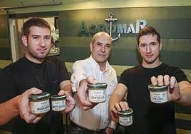 Armando Barrio (hijo y padre) y el benjamín, Javier, con los cinco nuevos patés ecológicos de Agromar.