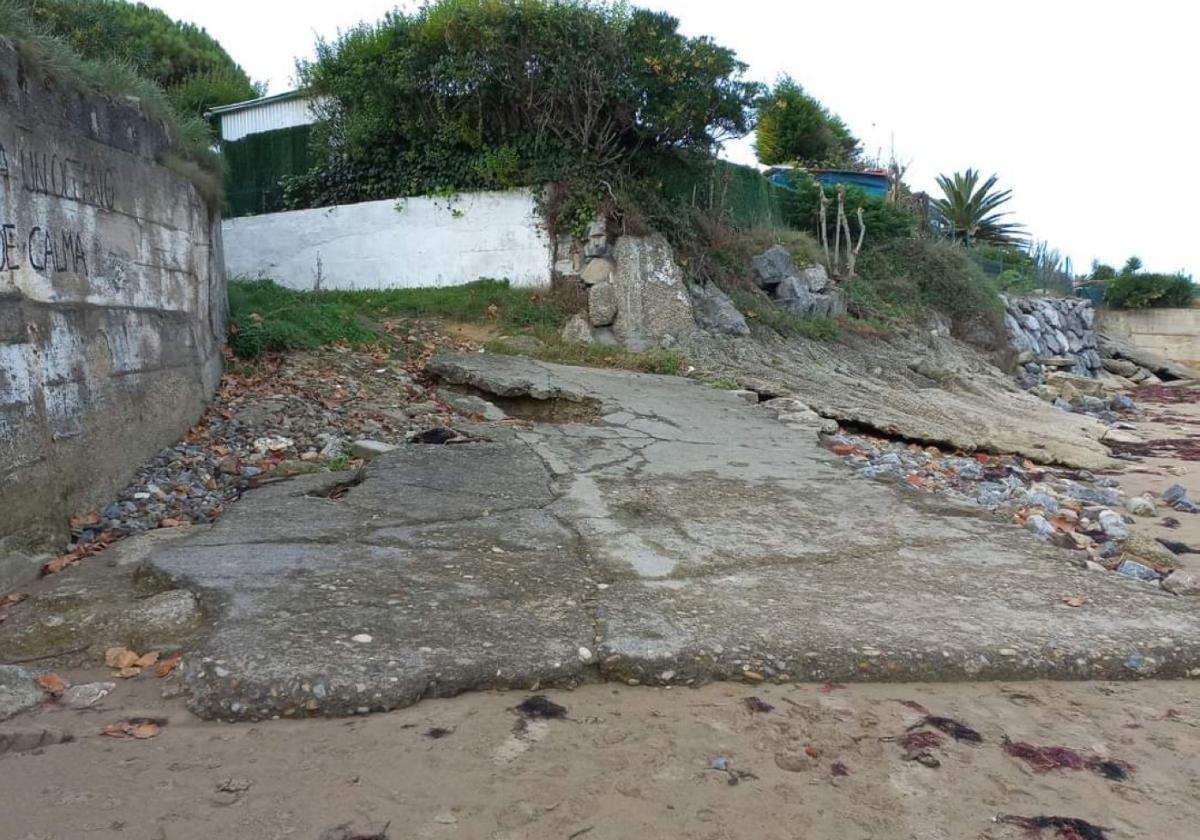 Playa de Bañugues, cuya margen izquierda está muy dañada.