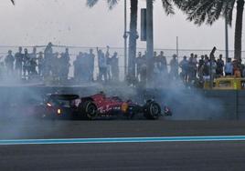 El Ferrari de Carlos Sainz golpea con violencia las protecciones tras un doble trompo en el circuito de Abu Dabi.