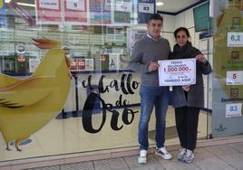 Froilán Blanco y Sandra Rodríguez, de la administración El Gallo de Oro de Oviedo..