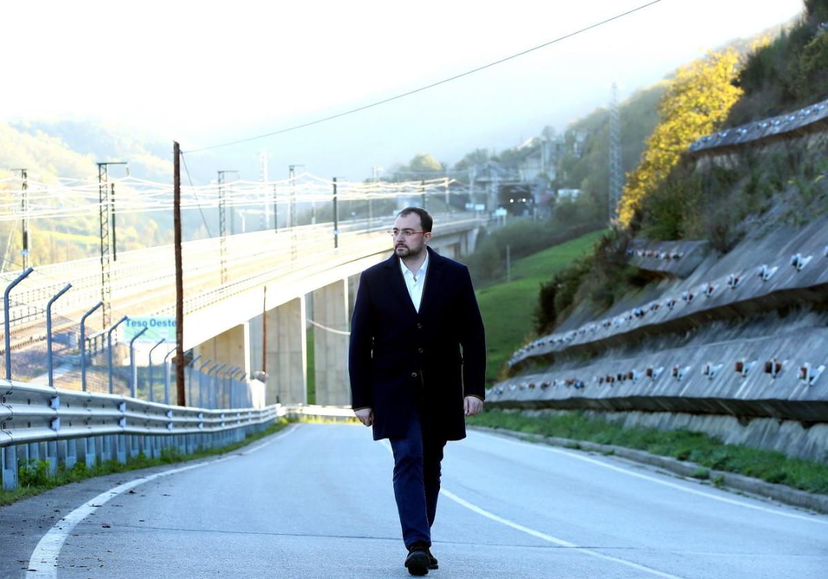 El presidente Adrián Barbón, por la carretera entre el viaducto de Teso y una de las pantallas abulonadas que retienen uno de los deslizamientos de la ladera de Campomanes.