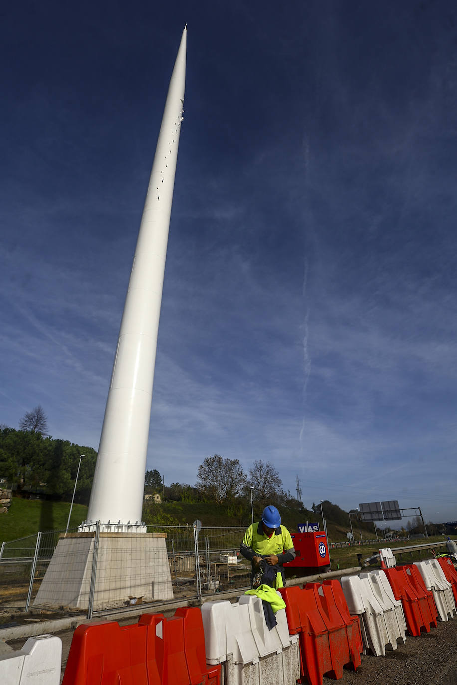 Así luce el gran mástil de 55 metros del Arpa de Santullano en Oviedo