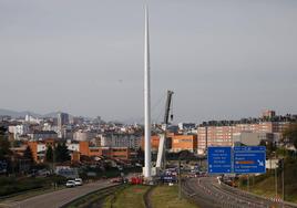 El mástil de la nueva pasarela atirantada del Bulevar ya está instalado.