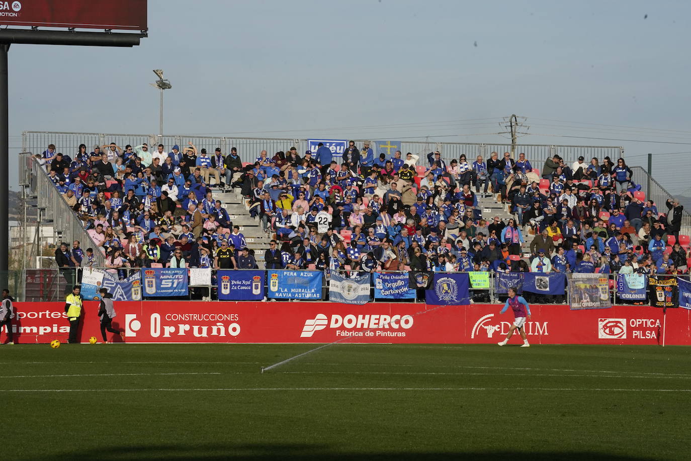 Medio millar de oviedistas arropan al equipo en Anduva