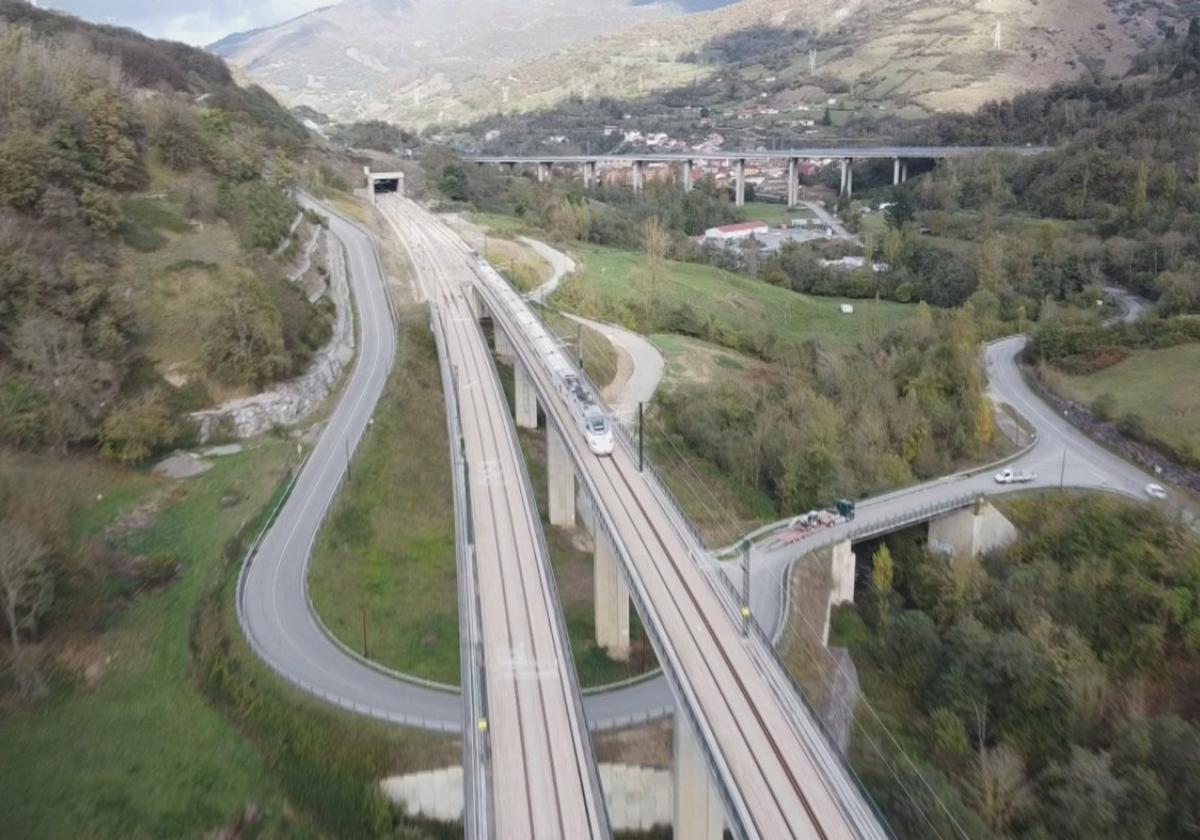 Un tren S-730 circulando en modo de prueba sobre el viaducto de Teso, en la zona de Campomanes de la variante de Pajares que inaugurará el Rey pasado mañana. Entrará en servicio al día siguiente.