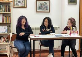 Ester Suárez, Fini Gómez y María García en la presentación del libro.