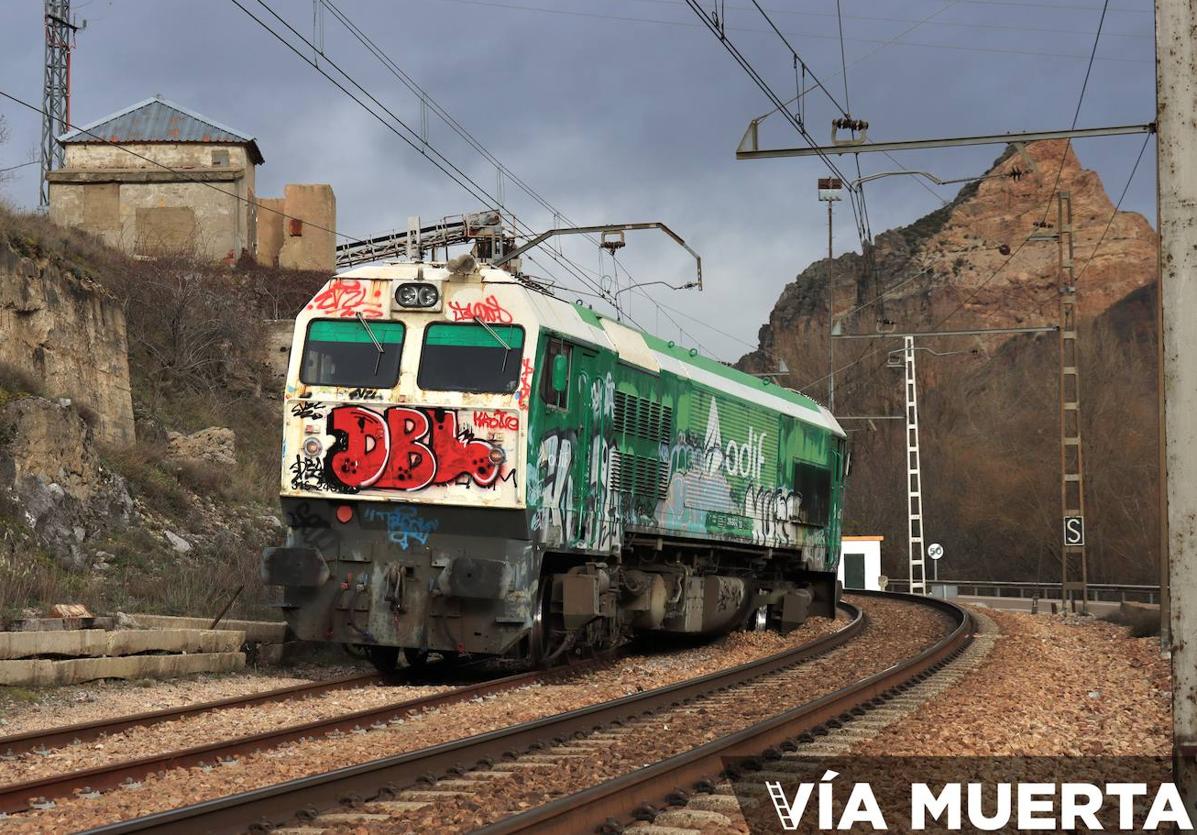 Locomotora descarrilada en la rampa de Pajares, a la altura de Ciñera, y que ha obligado a cortar el tráfico ferroviario.