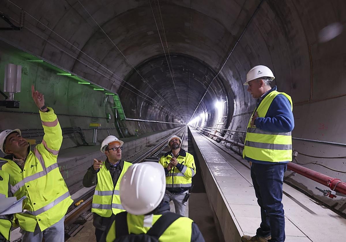Técnicos de Adif revisando los sistemas instalados en los macrotúneles de la variante de Pajares.
