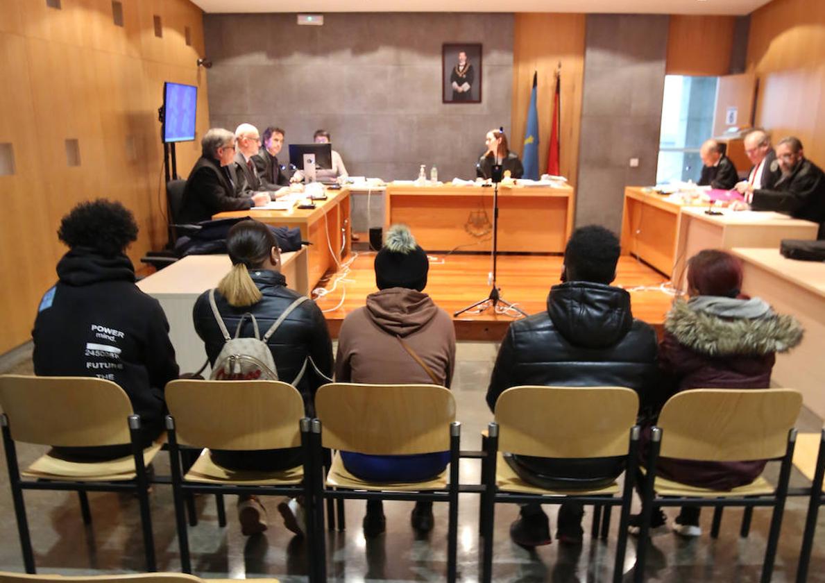 Los acusados, durante la celebración de la vista oral.