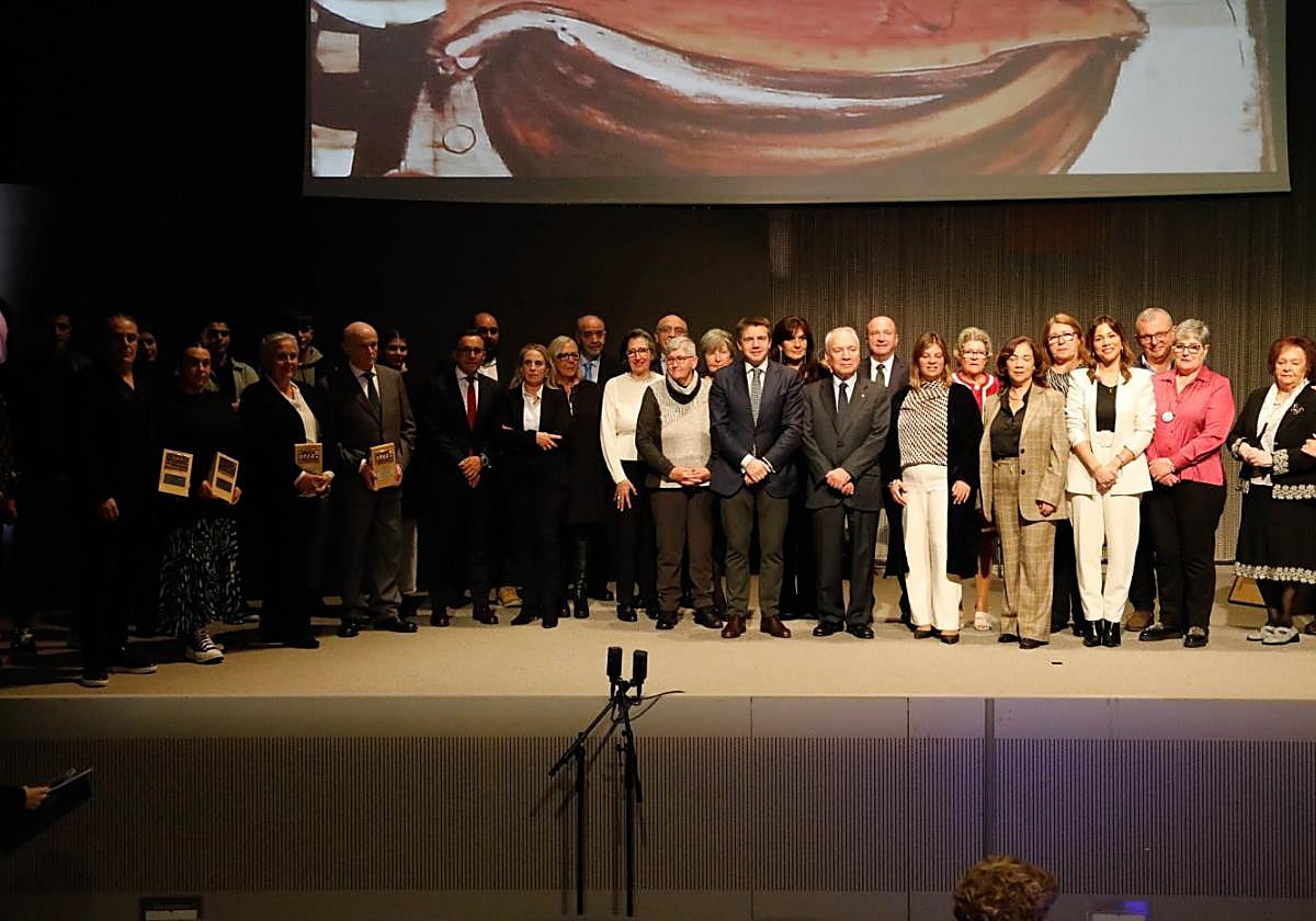 Todos los premiados muestran sus galardones, al concluir el acto, rodeados por las autoridades y por quienes les hicieron entrega de los Premios Otea de este año.