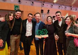 Covadonga Fernández, Marcos Mistry, Marcos Granda, Nacho Manzano, Delia Melgarejo, Xune Andrade y Esther Manzano, en la posgala Michelin celebrada en Barcelona.