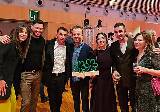Covadonga Fernández, Marcos Mistry, Marcos Granda, Nacho Manzano, Delia Melgarejo, Xune Andrade y Esther Manzano, en la posgala Michelin celebrada en Barcelona.