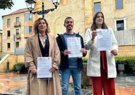 Carmen Eva Pérez, Javier Suárez Llana y Olaya Suárez, frente a Tabacalera