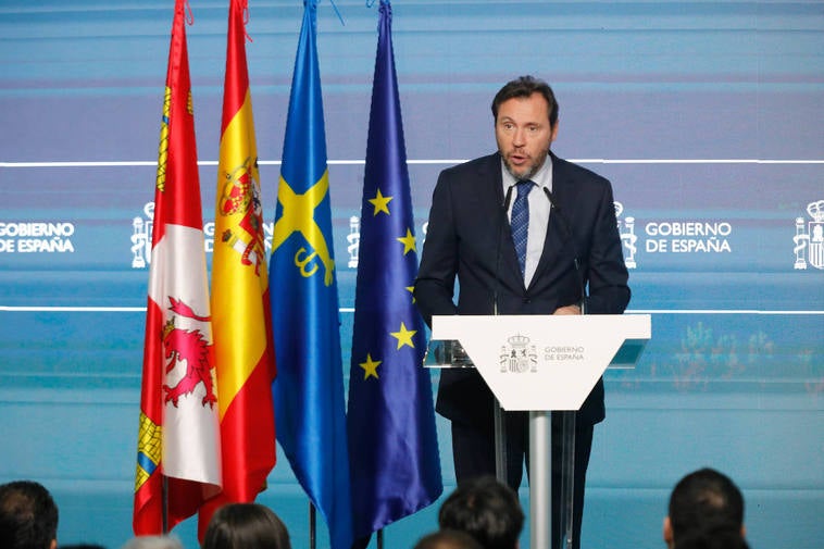 El ministro de Transportes, Óscar Puente, tras el viaje inaugural de la variante de Pajares.