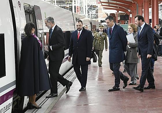 El rey Felipe VI sube al tren seguido del presidente del Principado, Adrián Barbón, el presidente del Gobierno, Pedro Sánchez y el ministro de Transportes, Óscar Puente.