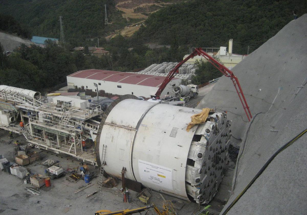 Imagen principal - Las gigantescas tuneladoras protagonizaron la fase de horadado de los túneles.