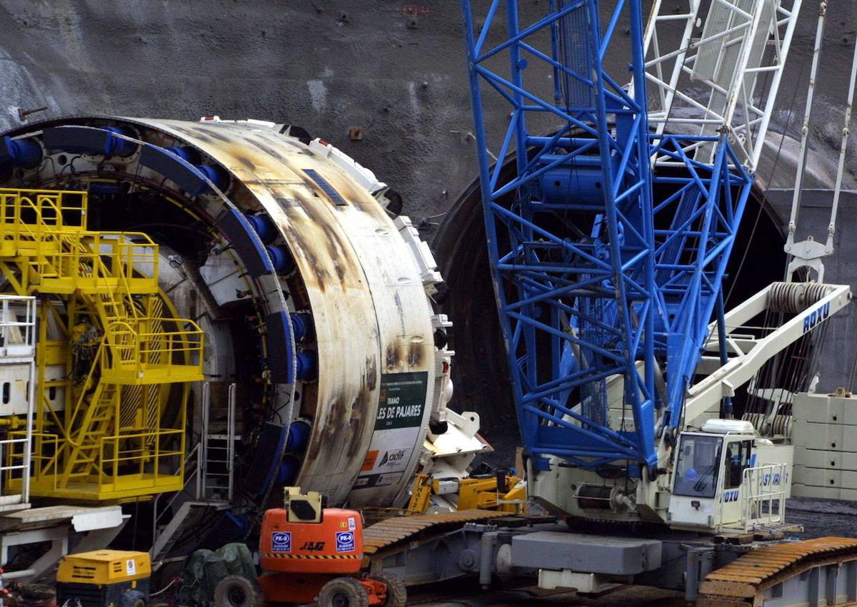 Imagen secundaria 1 - Las gigantescas tuneladoras protagonizaron la fase de horadado de los túneles.