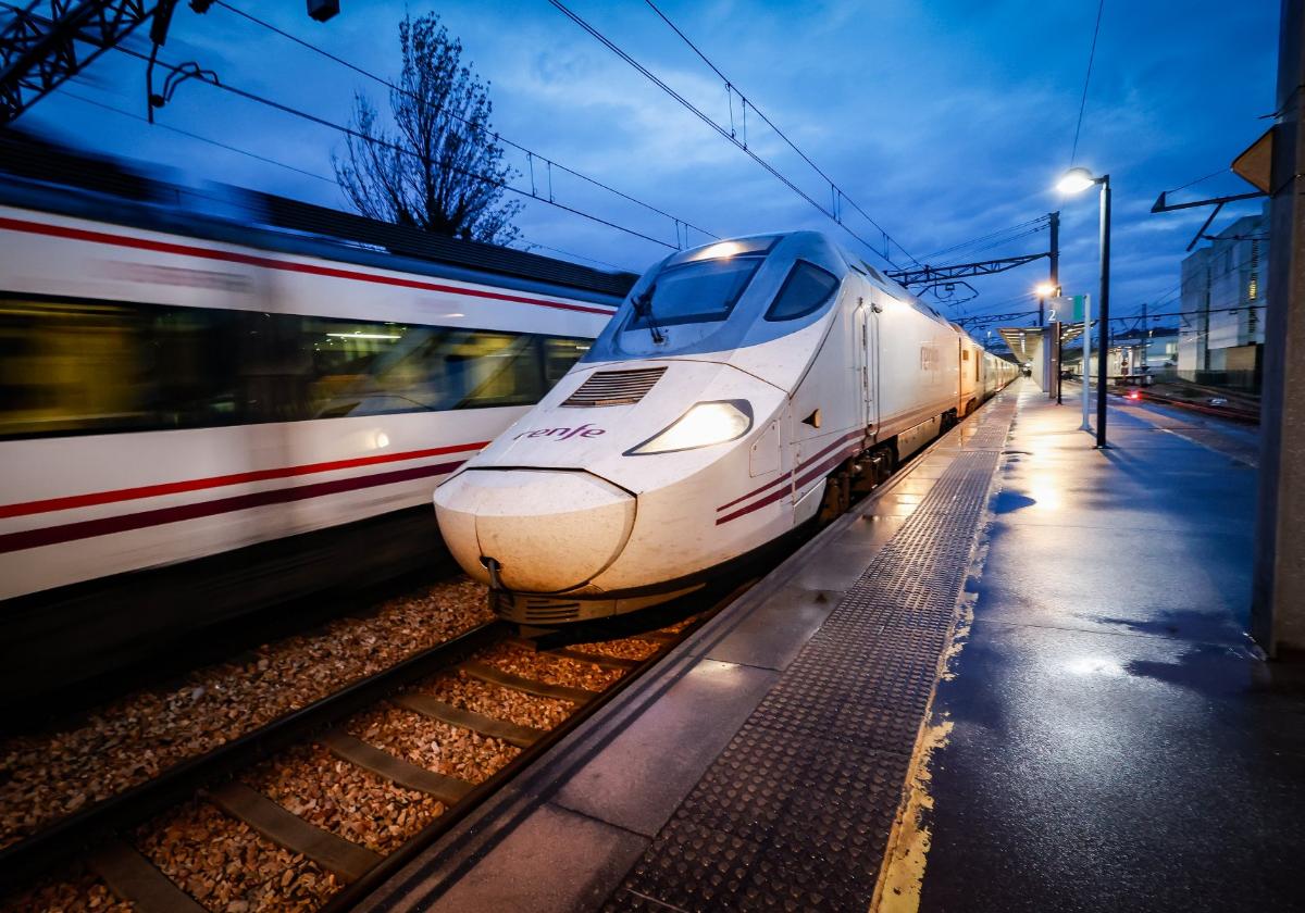 El último Alvia en recorrer la rampa ferroviaria de Pajares poco antes de partir de Gijón.