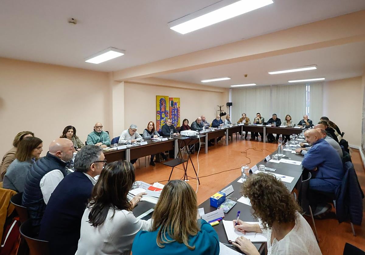 El consejo de distrito de la zona oeste se reunió en el Ateneo de La Calzada.