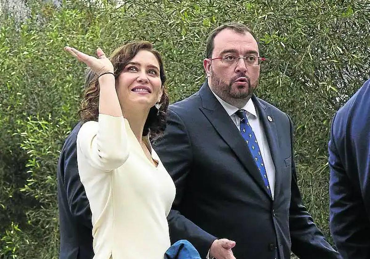 El presidente del Principado, Adrián Barbón, y la presidenta de la Comunidad de Madrid, Isabel Díaz Ayuso.